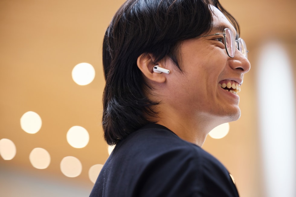 A customer tries out AirPods 5 at Apple Jing’an.