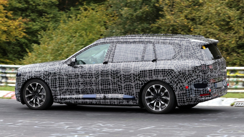 Spy photo of a BMW iX7 prototype at the Nürburgring